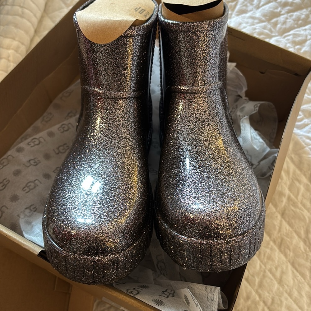 Ugg rain boots - Picture 3 of 4